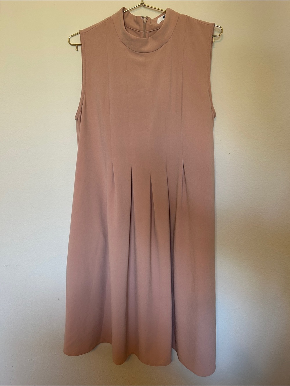 Uniqlo Sleeveless Mauve Shift Dress with Pleated Front and Pockets
